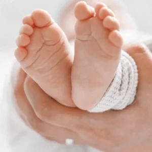 Kraamverzorgende controleert een pasgeboren baby tijdens de kraamweek in Zaandam